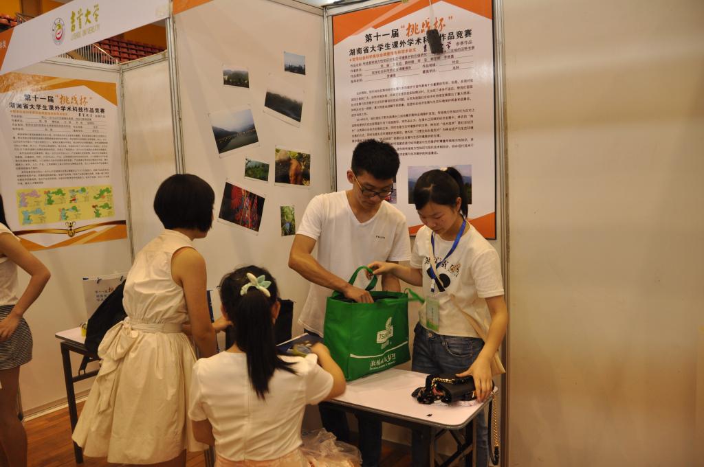 成员正在布展