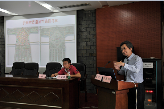图为李国栋教授作主旨发言