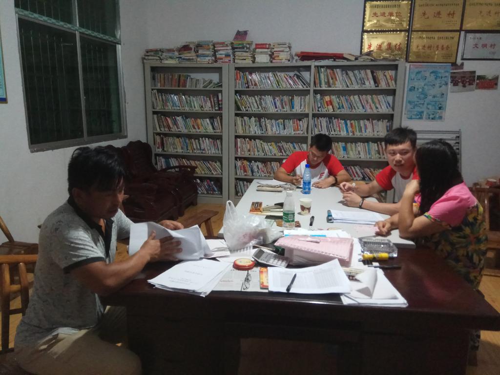 调研队员们挑灯夜战进行档案整理