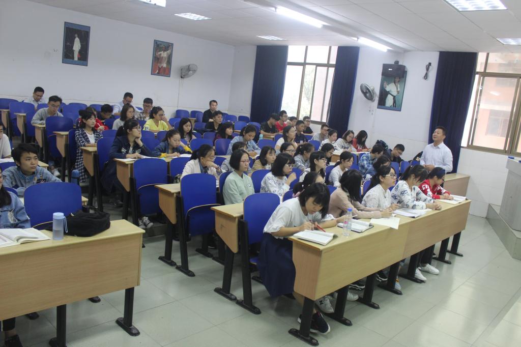 专家组与学院教师观摩曹景文老师授课