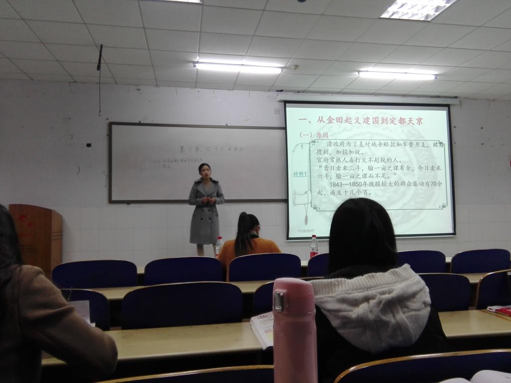 冯沙代表芷江实习队进行展示课