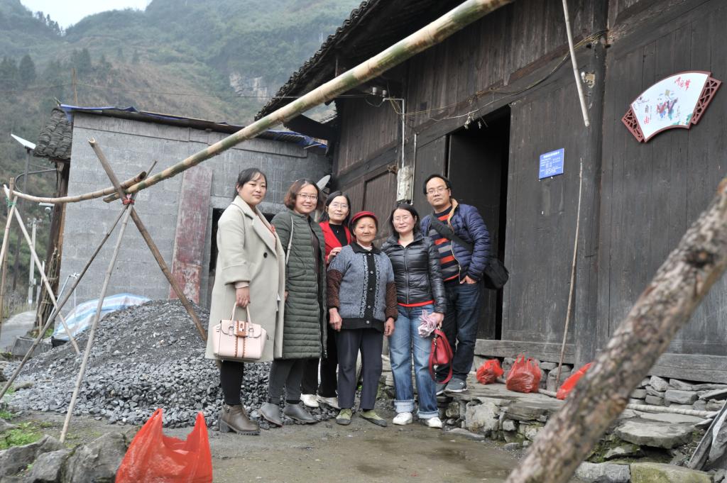 公司教师与石喜珍合影留念