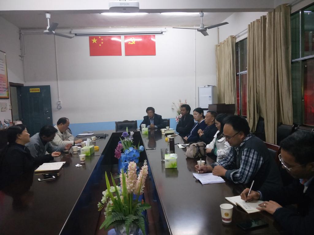 图为:会议现场