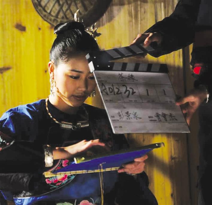花垣吉卫民族小学教师石志蓉饰演女主角茶花。