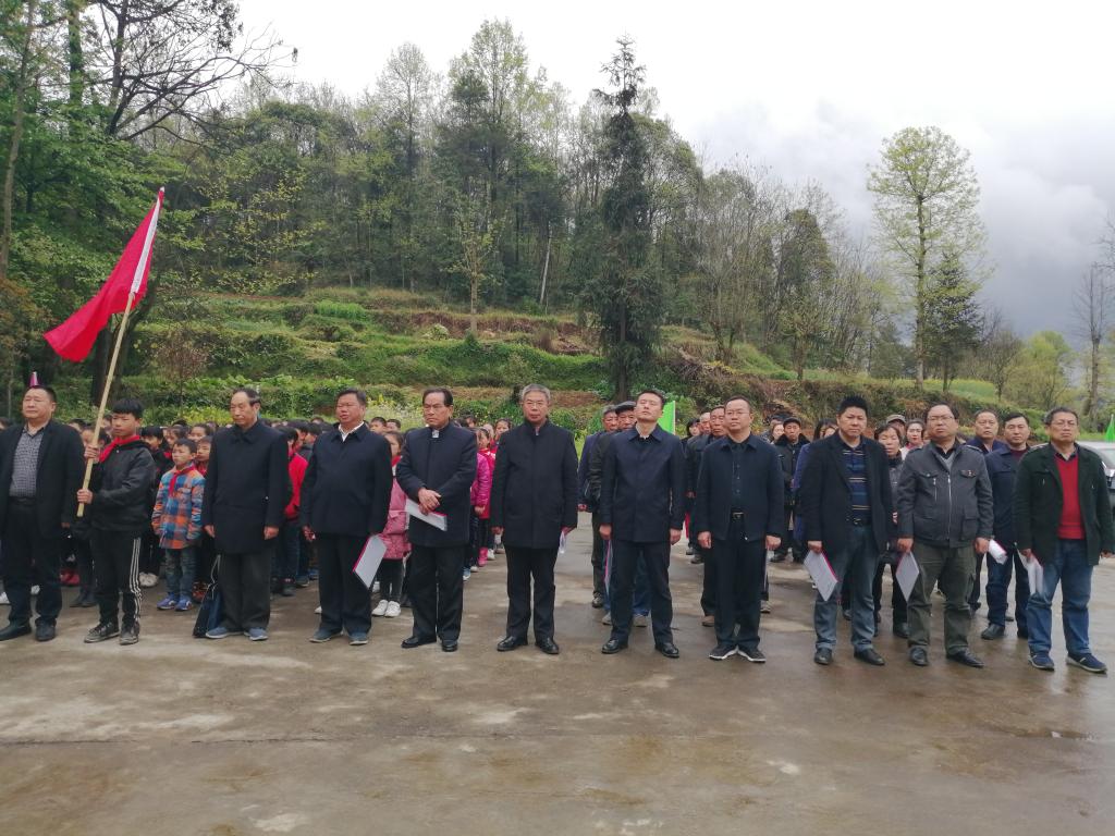 图为出席挂牌仪式的领导