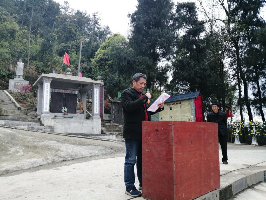 图为公司党委组织委员、省苗学学会副会长吴恒忠宣读批复