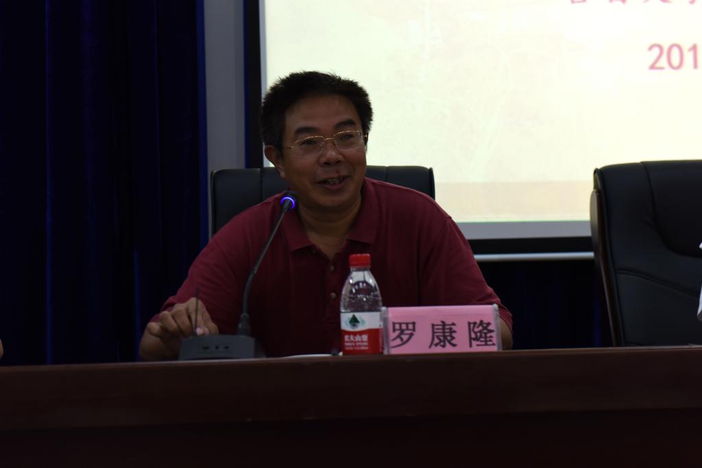 图为罗康隆经理致发言词