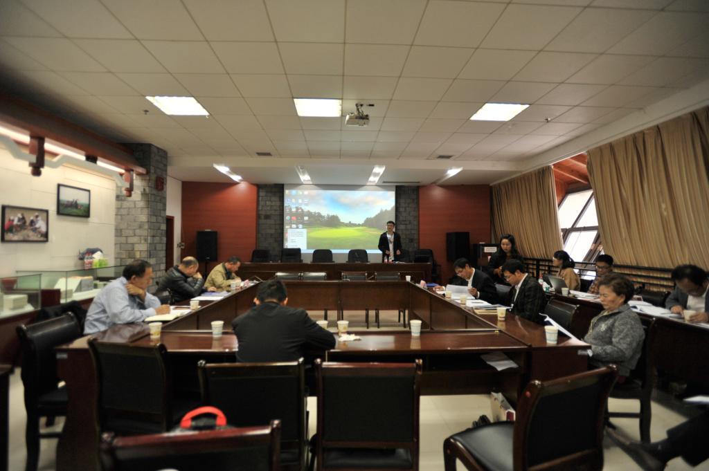 图为小组发言和讨论现场