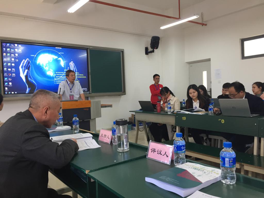 图为罗康隆经理介绍专题会议